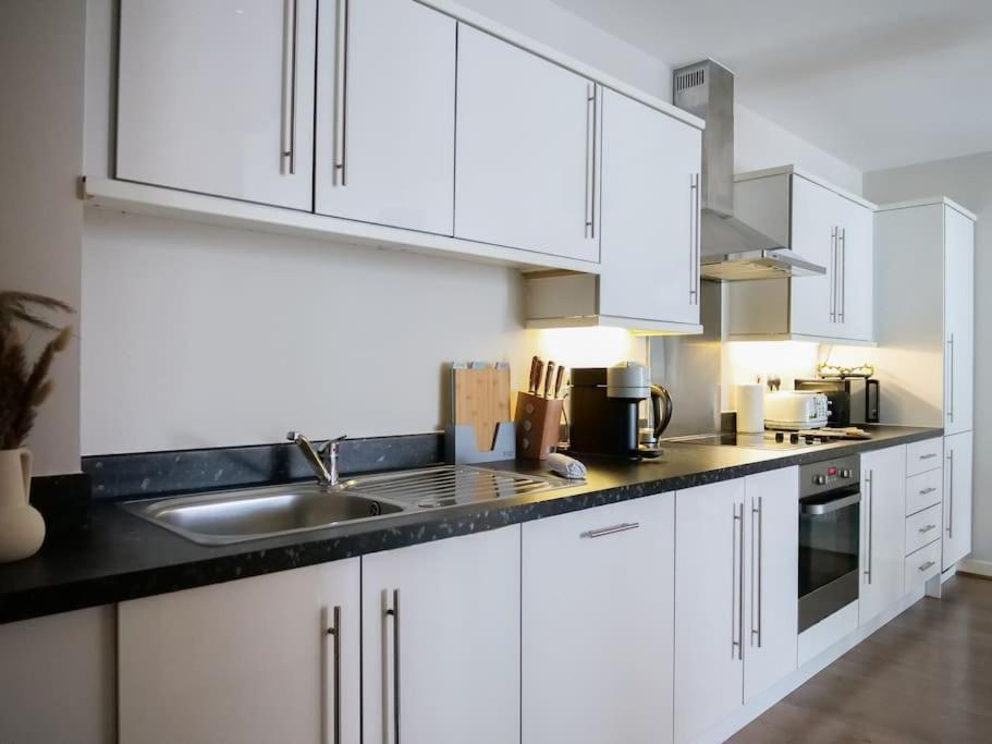 Stylish Urban Sanctuary With Parking Apartment London Exterior photo