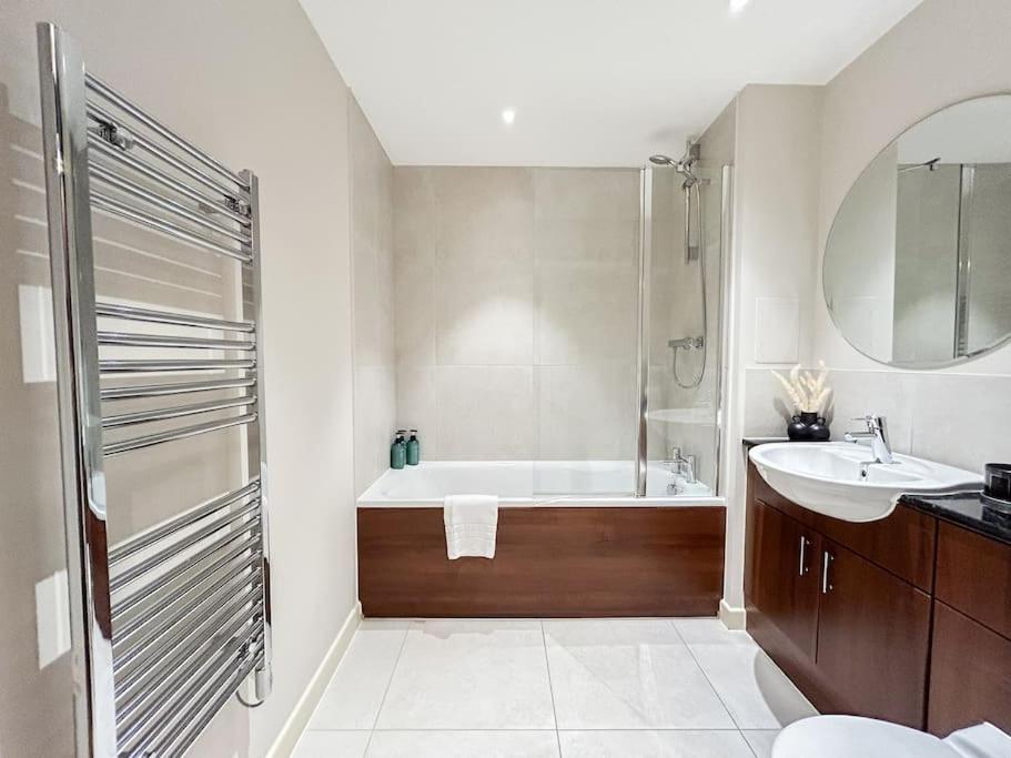 Stylish Urban Sanctuary With Parking Apartment London Exterior photo