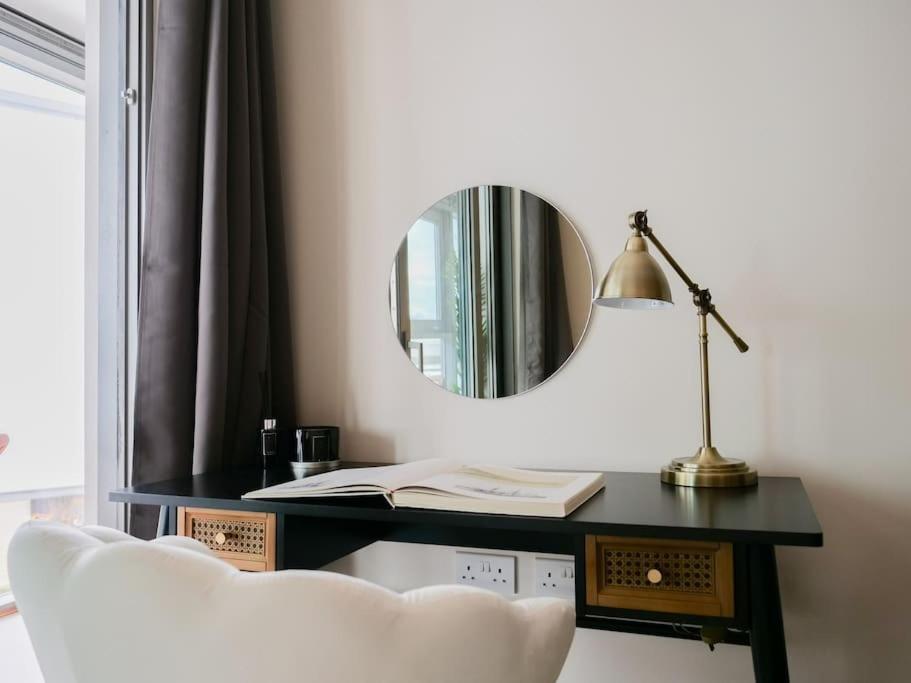 Stylish Urban Sanctuary With Parking Apartment London Exterior photo